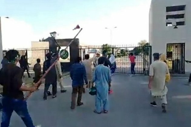 Mayhem unleashed on Pakistani streets; protestors throng Army HQ, residence of Corps Commander
