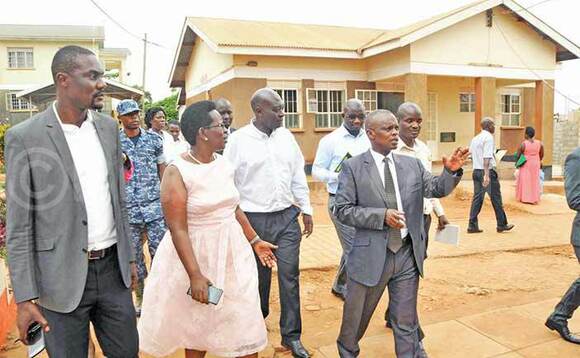 Dr. Atwune (ow’okubiri ku kkono) ng’ali n’abakungu abalala nga balambula eddwaaliro. Dr. Atwune (ow’okubiri ku kkono) ng’ali n’abakungu abalala nga balambula eddwaaliro.