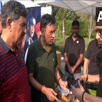 Delhi: Mansukh Mandaviya visits 'Garv se Swadeshi' stalls during 'Fit India' cycle rally in Dhyan Chand Stadium