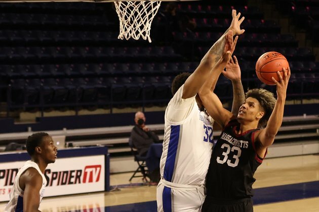 Texas lands transfer Tre Mitchell from UMass