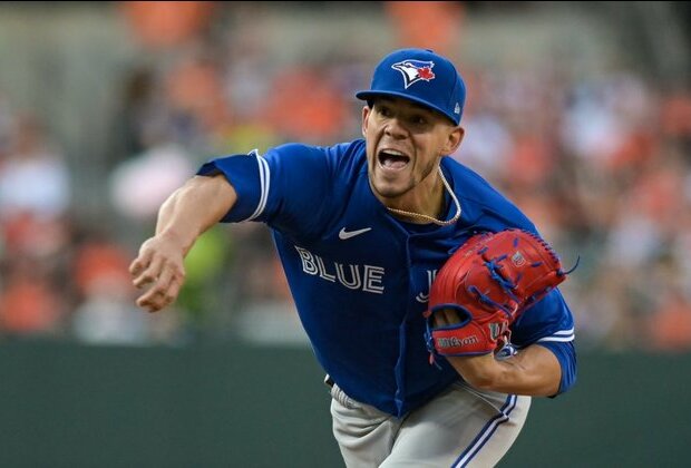 Jays' Jose Berrios flirts with no-hitter, now 10-0 vs. O's