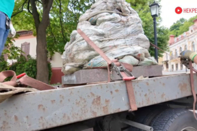 Ukraine dismantles monument to legendary Kiev-born writer (VIDEO)