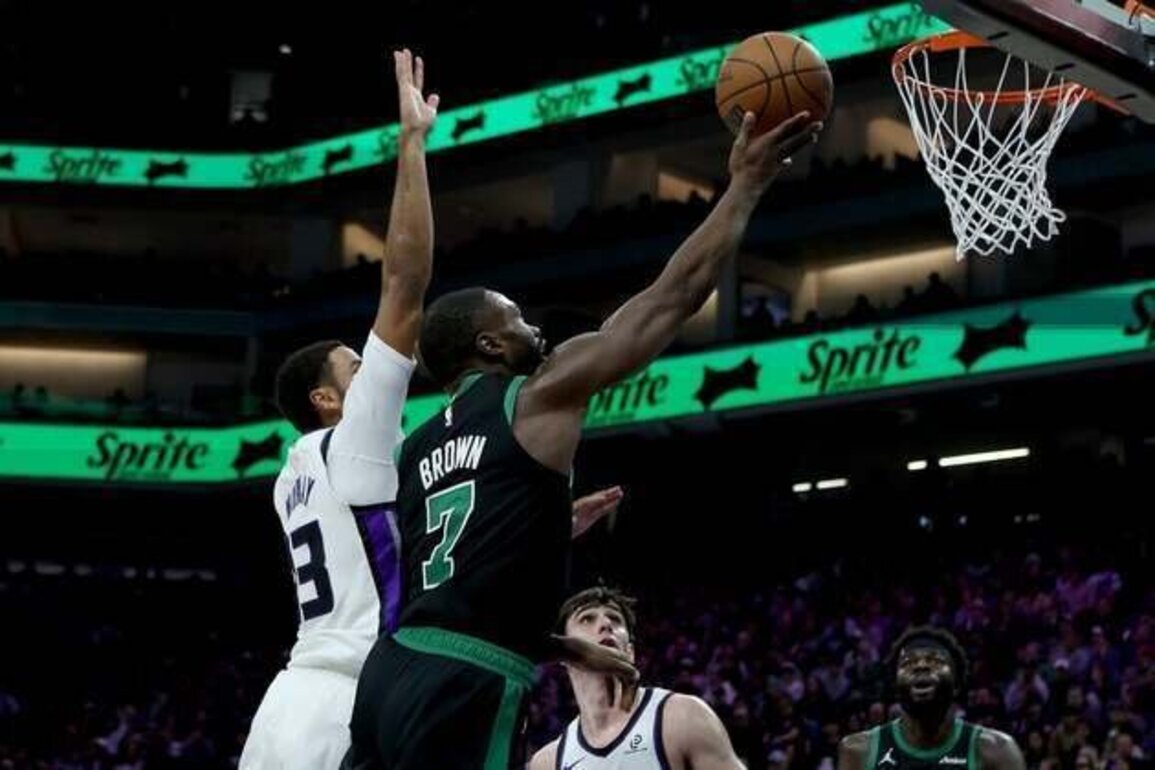 Derrick White's 4th-quarter surge sends Celtics past Kings