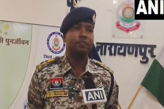 Chhattisgarh: 12 Naxals carrying bounty of Rs 18 lakhs surrender before police in Narayanpur