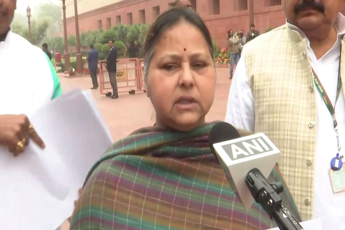 RJD MPs protest in Parliament over special status, law and order in Bihar