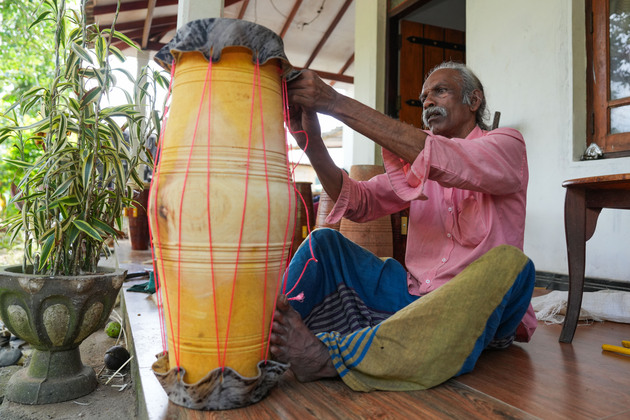SRI LANKA-KADUGANNAWA-DRUM-MAKING