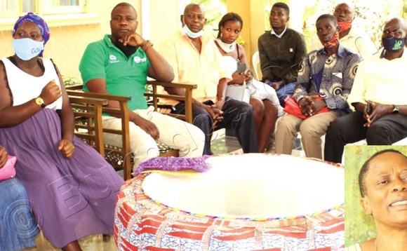 Abamu ku batuuze nga bali mu maka g’omubaka Betty Nambooze (mu katono). Abamu ku batuuze nga bali mu maka g’omubaka Betty Nambooze (mu katono).