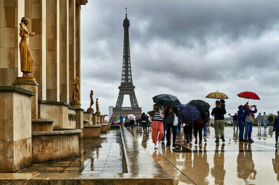 Fitch hits France with record-low credit score