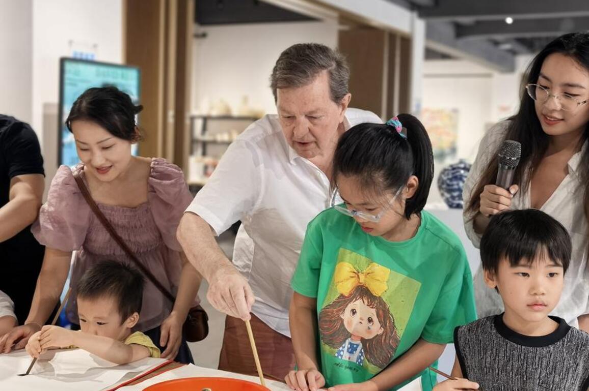 Australian artist's 20-year career exploring Chinese art, culture