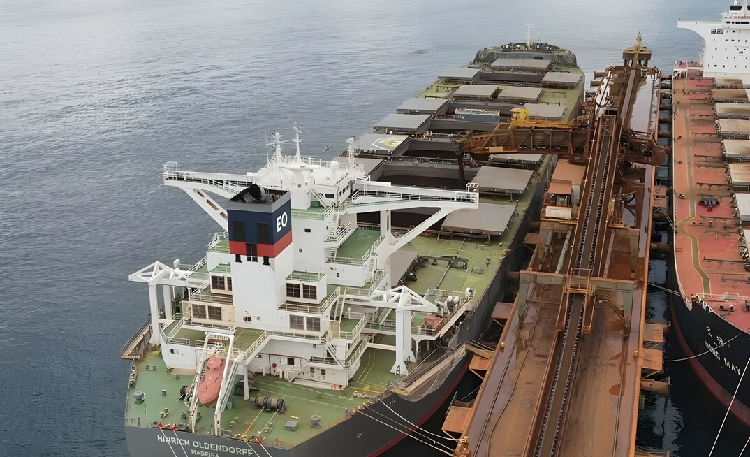 Newcastlemax Hinrich Oldendorff, movido a biocombustível, carrega minério de ferro da Vale no RJ/Divulgação