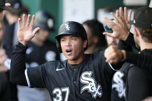 Unlikely hero Dustin Harris helps White Sox edge Royals for split