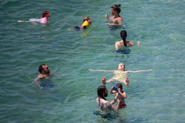 CROATIA-DUBROVNIK-TOURISTS-HEAT WAVE