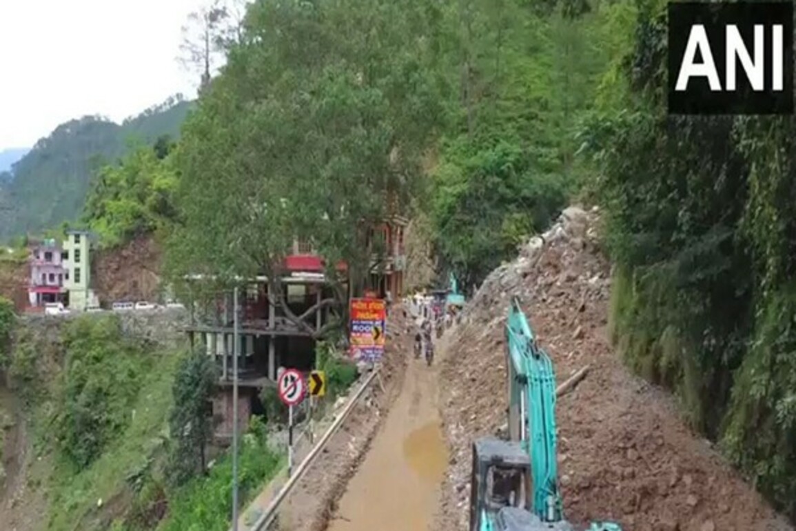 Uttarakhand: Traffic movement on Karnaprayag-Badrinath NH temporarily halted after landslide in Chamoli