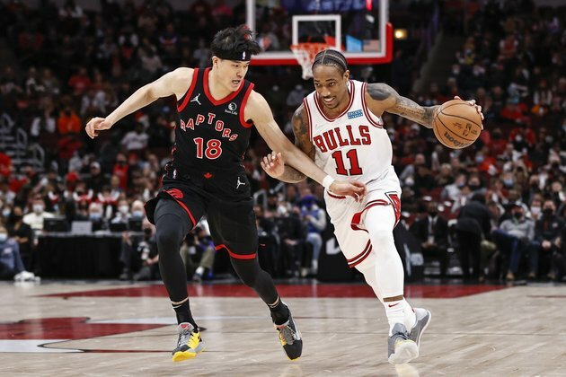 DeMar DeRozan, Bulls hold off Raptors