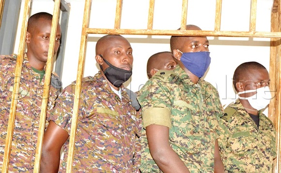 Pte Asiimwe (ku kkono), Pte Mugabi, 2Lt Kasmula ne 2Lt Ankunda mu kaguli ka kkooti gye baavunaaniddwa n’abaserikale ba poliisi e Makindye. Pte Asiimwe (ku kkono), Pte Mugabi, 2Lt Kasmula ne 2Lt Ankunda mu kaguli ka kkooti gye baavunaaniddwa n’abaserikale ba poliisi e Makindye.