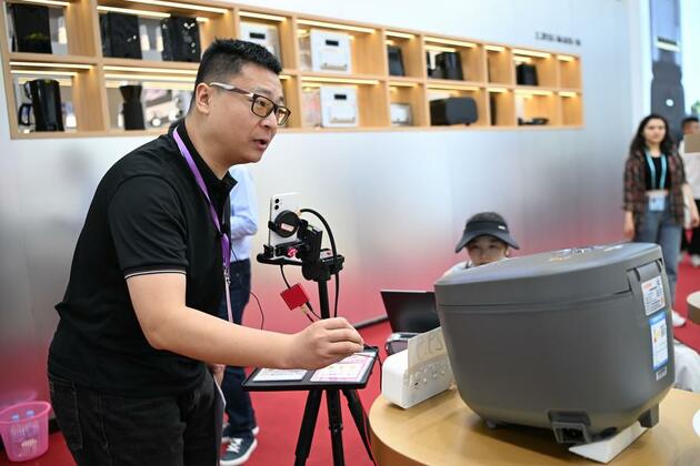 Chinese exporters tapping into home market amid tariff tensions