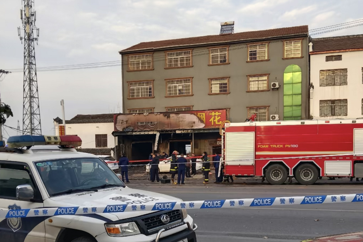 (SpotNews) CHINA-HUBEI-XIANGYANG-FIREWORKS RETAIL STORE-EXPLOSION (CN)