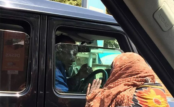 Uhuru nga yeevuga mu mmotoka mu kibuga Nairobi Uhuru nga yeevuga mu mmotoka mu kibuga Nairobi