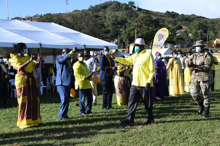 Museveni arriving in Mpigi to address NRM leaders and flag bearers there.