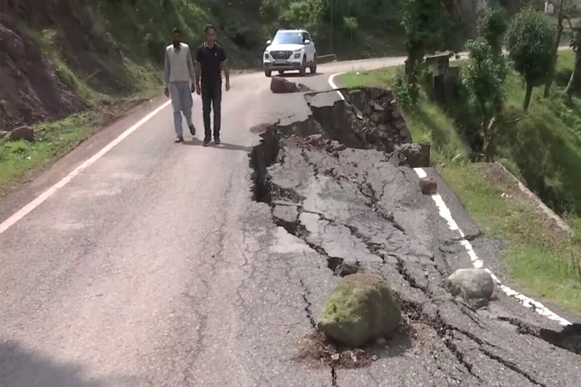 J-K: Landslide, heavy rains severely damage Kotranka-Khawas road in Rajouri