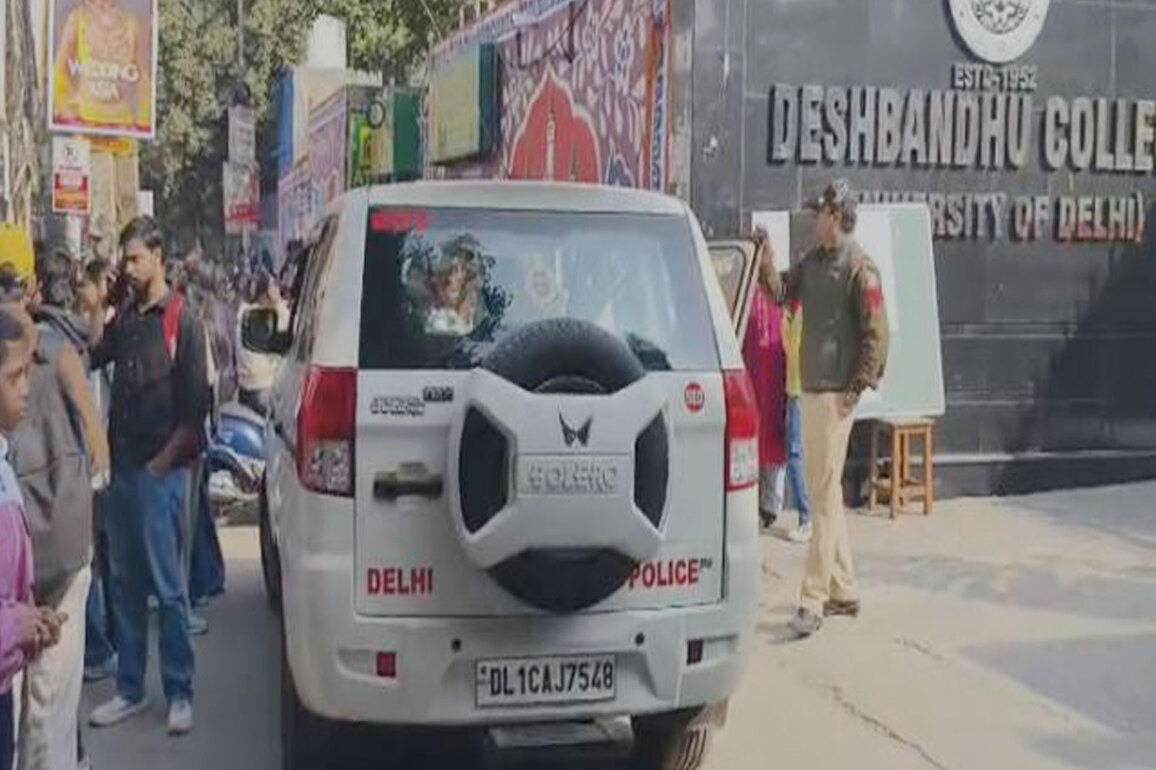 Delhi: "Fear everywhere",says Deshbandhu College student after bomb threat email