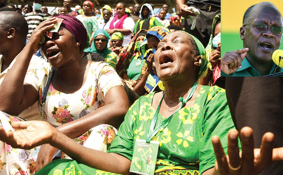 Abantu nga bakungubagira Magufuli (mu katono). Abantu nga bakungubagira Magufuli (mu katono).