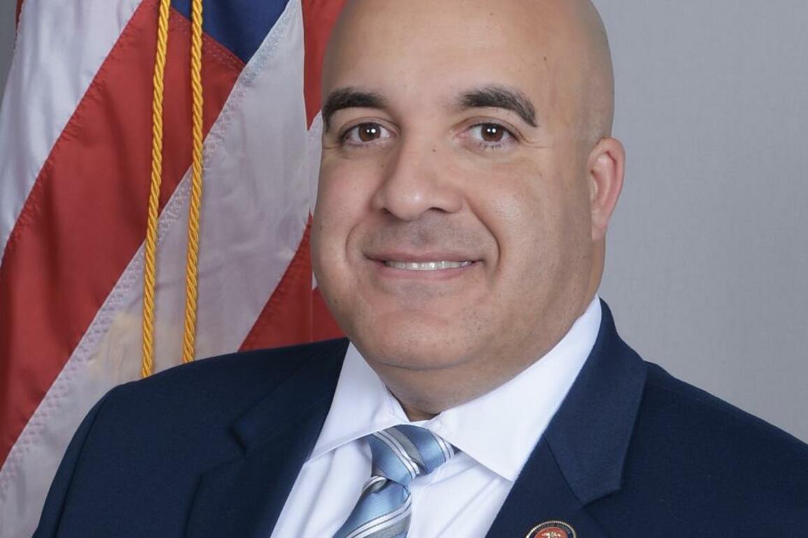 Palmdale lieutenant to challenge Sheriff Robert Luna in 2026 primary