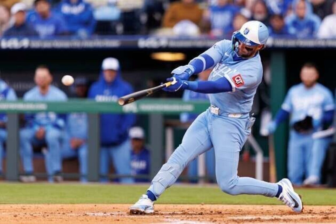 Royals' big inning earns doubleheader split vs. Brewers