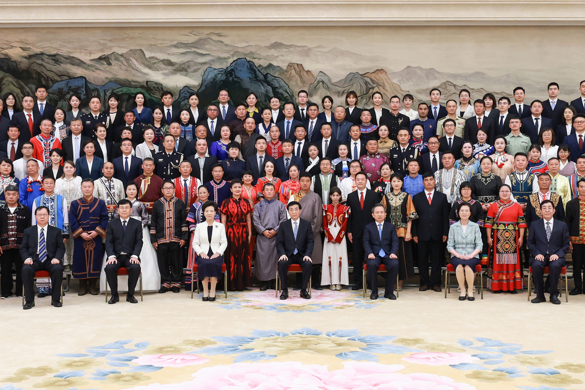 CHINA-BEIJING-WANG HUNING-REPRESENTATIVES OF ETHNIC MINORITY GROUPS-MEETING (CN)