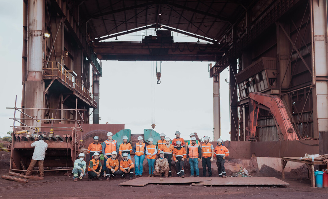 Equipe da Metso realiza manutenção em britador/Divulgação