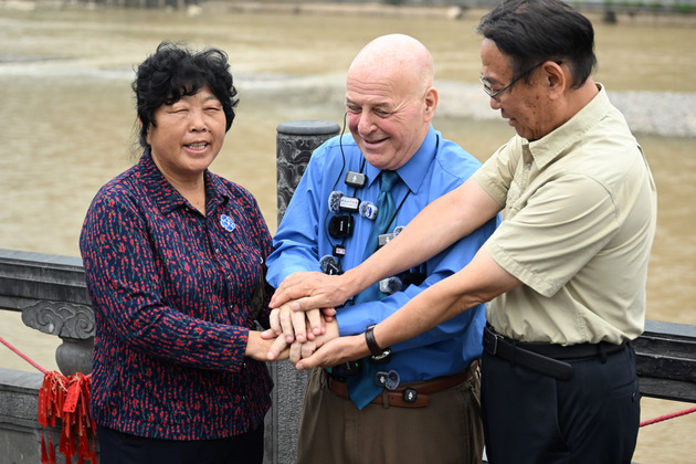 (Int'l Exchange) CHINA-HENAN-LUOYANG-RONALD SAKOLSKY & YIN YUZHEN-VISIT (CN)