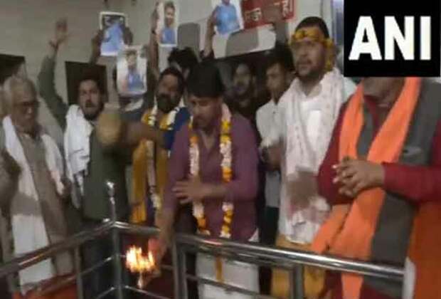 Varanasi cricket fans perform 'aarti', pray for India's victory in ICC Champions Trophy final