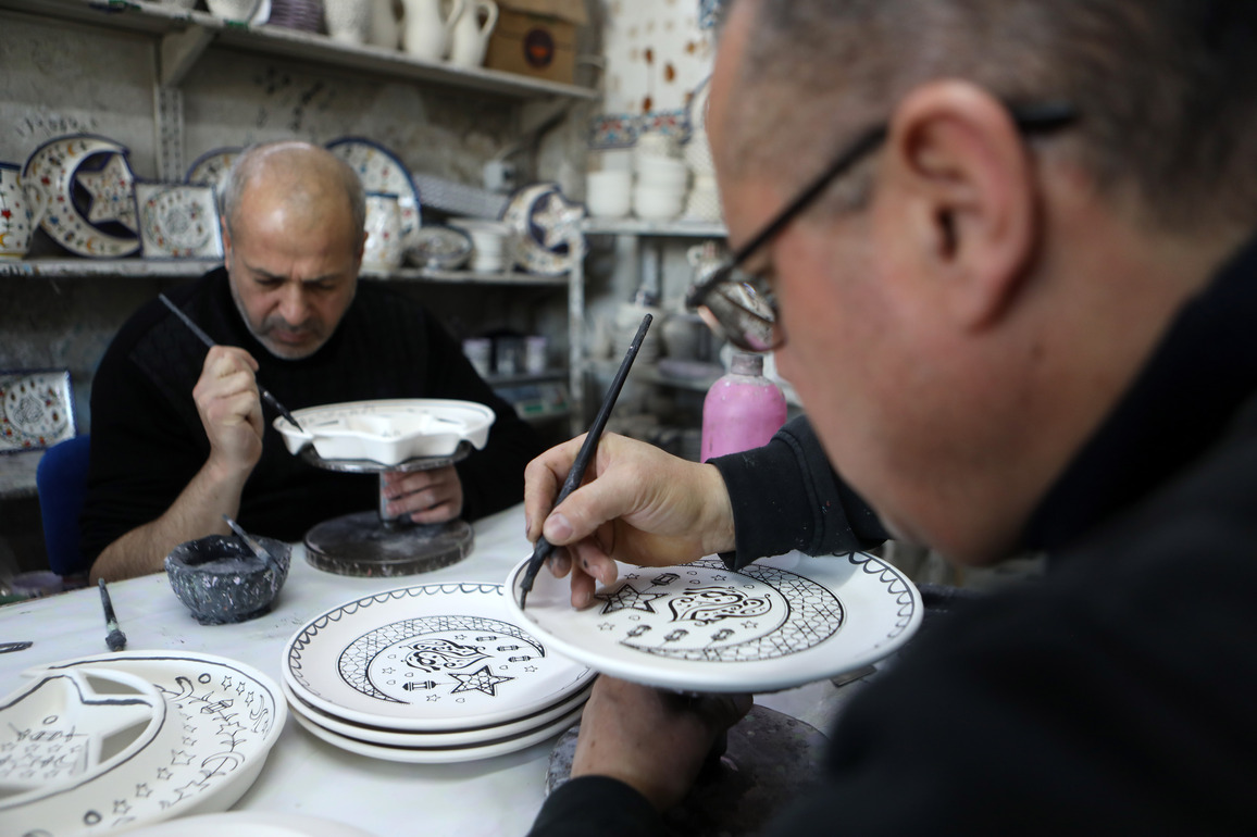 MIDEAST-HEBRON-CERAMIC HANDICRAFTS
