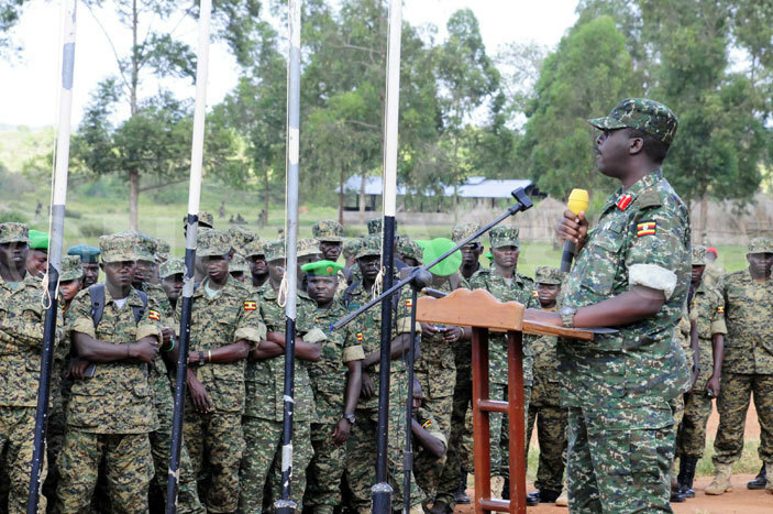 ajor en avid uhoozi addressing soldiers who recently returned from omalia 