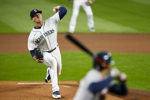 Mariners edge Astros to cling to playoff hopes