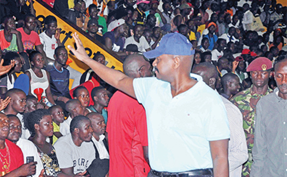 Maj. Gen, Muhoozi ng'awuubira ku bawagizi b'ebikonde e Lugogo ku Ssande. Maj. Gen, Muhoozi ng'awuubira ku bawagizi b'ebikonde e Lugogo ku Ssande.
