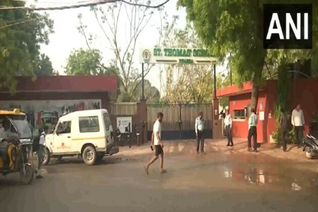 Delhi: Schools recieve bomb threats, police teams reach spot