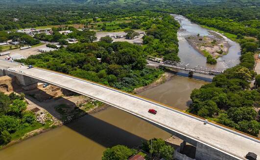 The new and previous bridge over the Paz River