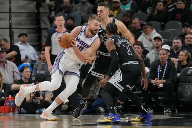 Domantas Sabonis scores 34 as Kings extend Spurs' misery