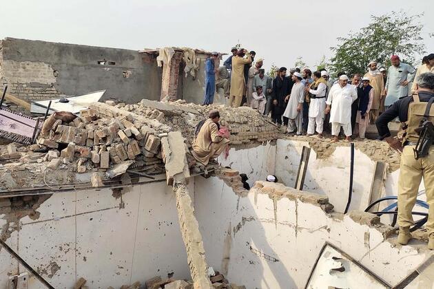 15 policemen killed in suicide attack in NW Pakistan