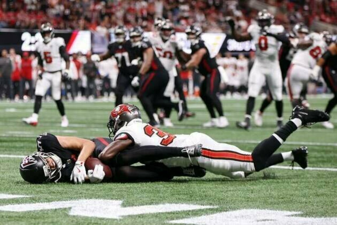 Report: Falcons WR Drake London sprained shoulder in loss to Bucs