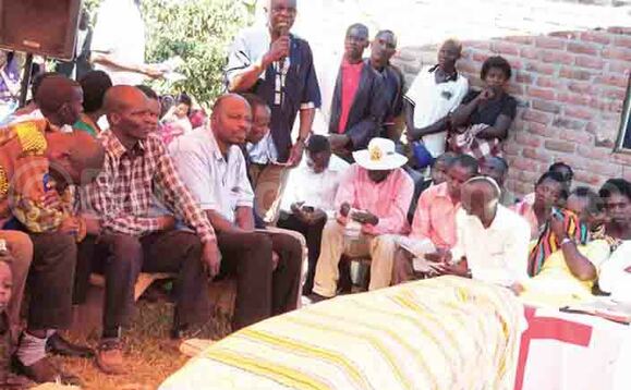 Pookino Mayiga ng’ayogera mu kukungubagira omugenzi Ssemanda eyattiddwa ne batwala pikipiki ye. Pookino Mayiga ng’ayogera mu kukungubagira omugenzi Ssemanda eyattiddwa ne batwala pikipiki ye.