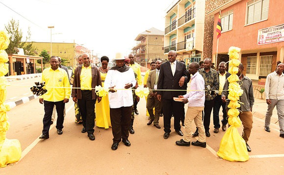 Museveni ng'atongoza olumu ku luguudo olwakoleddwa e Kabale. Museveni ng'atongoza olumu ku luguudo olwakoleddwa e Kabale.