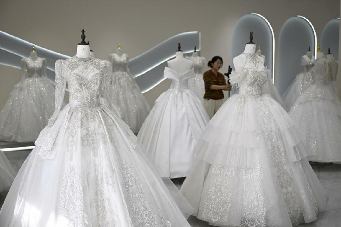 Economy&Life | "Sweet" industry in E China's famous wedding dress production and export base
