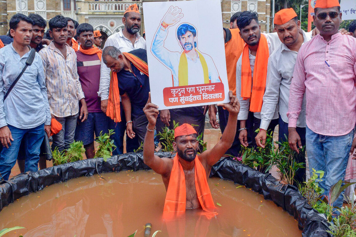 MVA extends solidarity as Manoj Jarange Patil's fast to enter 4th day; Mahayuti accuses oppn of "politicising" quota issue