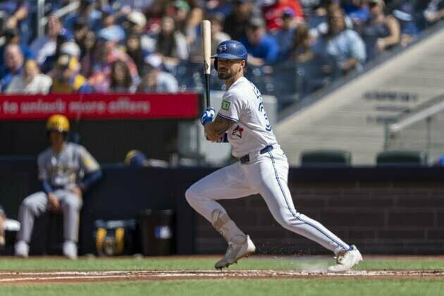 Blue Jays' strong hitting, bullpen down Brewers
