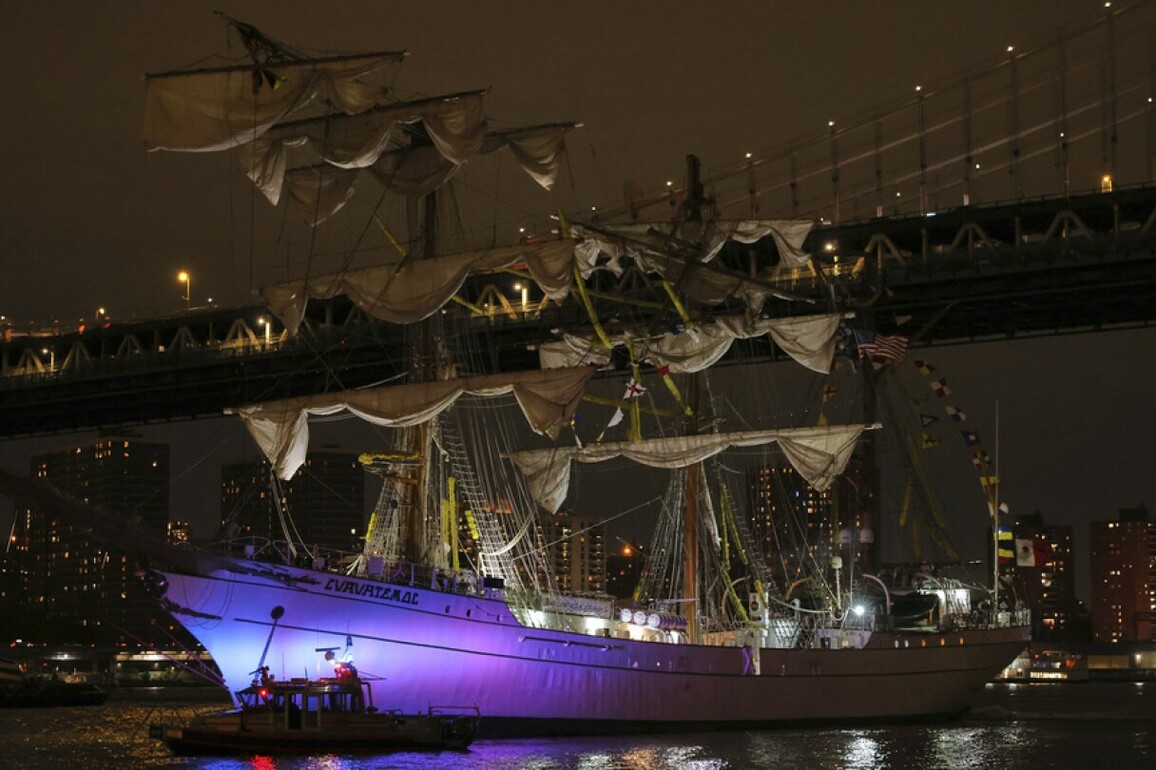 2 dead, 19 hurt when Mexican navy sailing ship crashes into Brooklyn Bridge