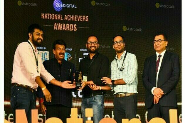 MP Manoj Tiwari honours Astrotalk as India's most trusted astrology website at Zee National Achievers Awards