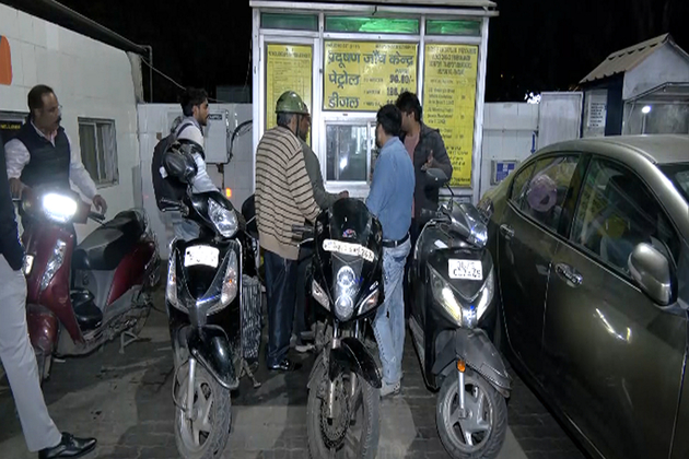 Delhi: With effect from 12 am, vehicles without pollution certificate will not receive fuel at petrol pumps
