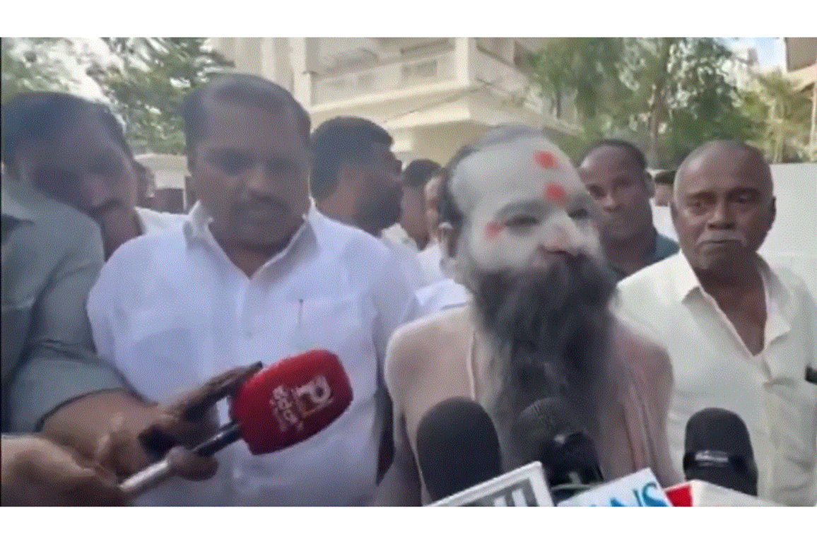 Karnataka Dy CM DK Shivakumar receives blessings from Varanasi Sadhu